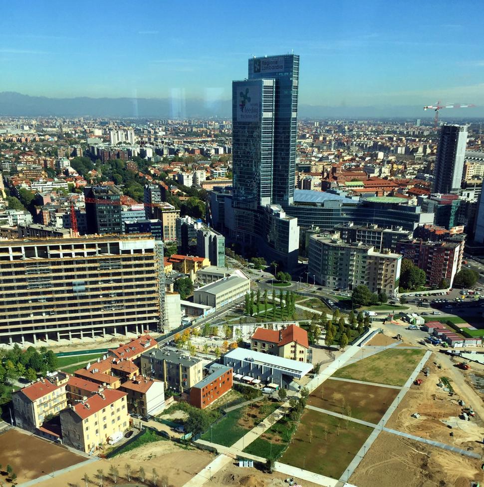 Komplex Palazzo Lombardia je sídlom správy regiónu. Pohľad je z Unicredit Tower.