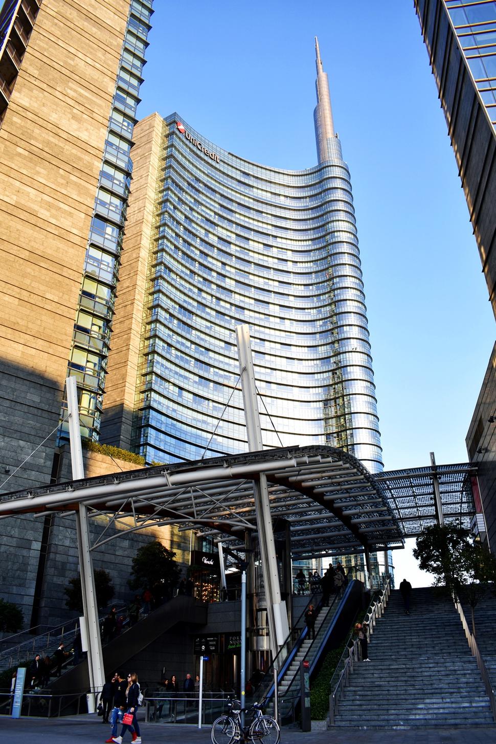 Torre Unicredit na streche sochu nemá.