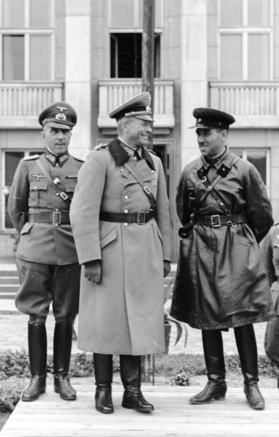 Společná vojenská přehlídka WH a DRRA (zleva gen.por. M. von Wiktorin, gen. tank. vojsk H. Guderian a Kombrig. S.M. Krivošejn, Brest-Litevsk 22.9.1939