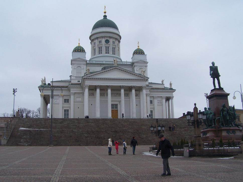 Helsinská katedrála Fínskej evanjelickej luteránskej cirkvi so sochou cára Alexandra II. v popredí