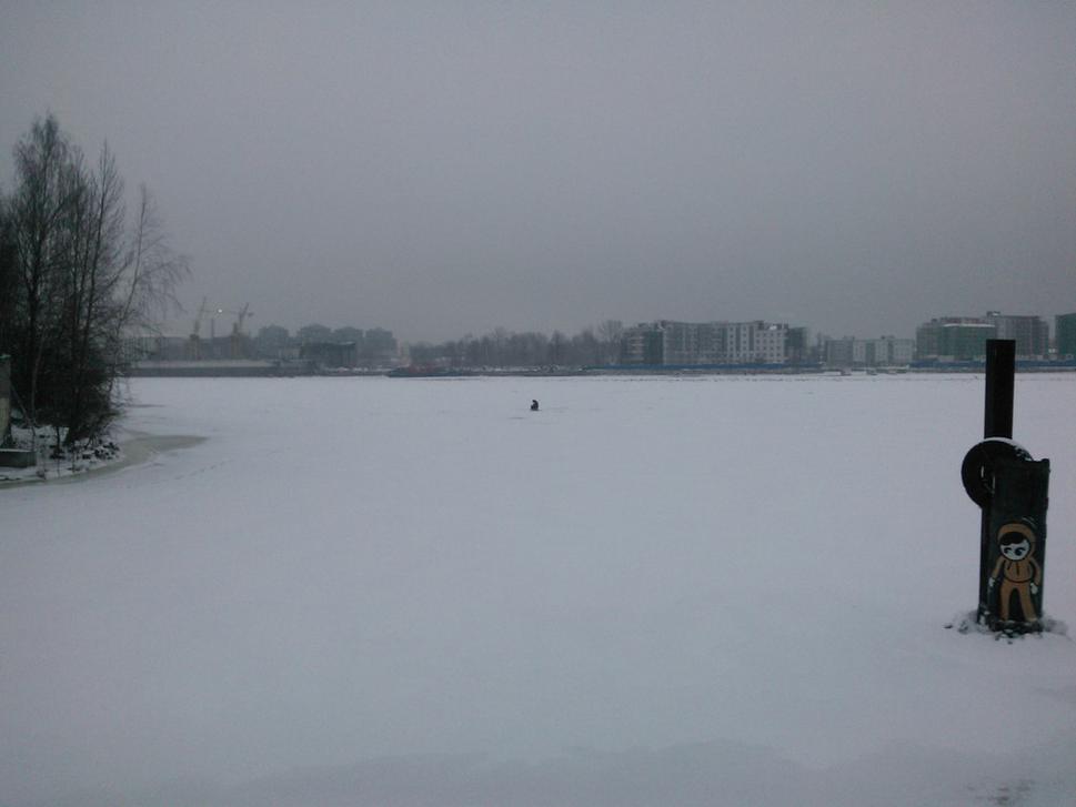 Čierna bodka? Nie, rybár uprostred Nevy.
