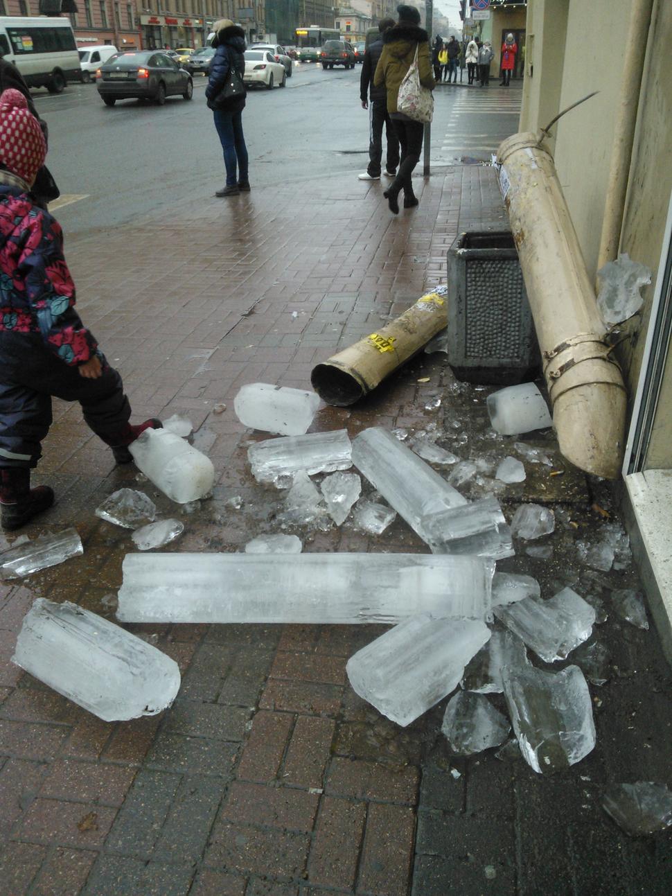 Odkvapové rúry nevydržali nápor topiaceho sa ľadu