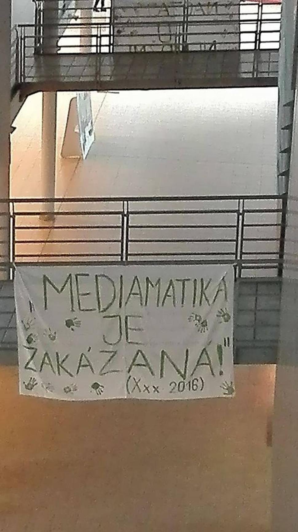 Plachta vyrobená študetmi mediamatiky počas štrajku