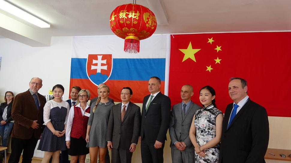 Spoločné foto VIP hostí a hostiteľov