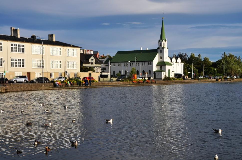 Na brehu jazera Tjörnin
