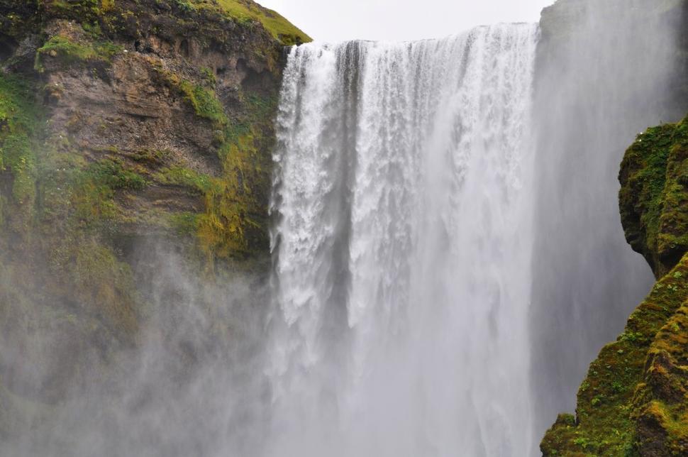 Mohutný vodopád Skógafoss