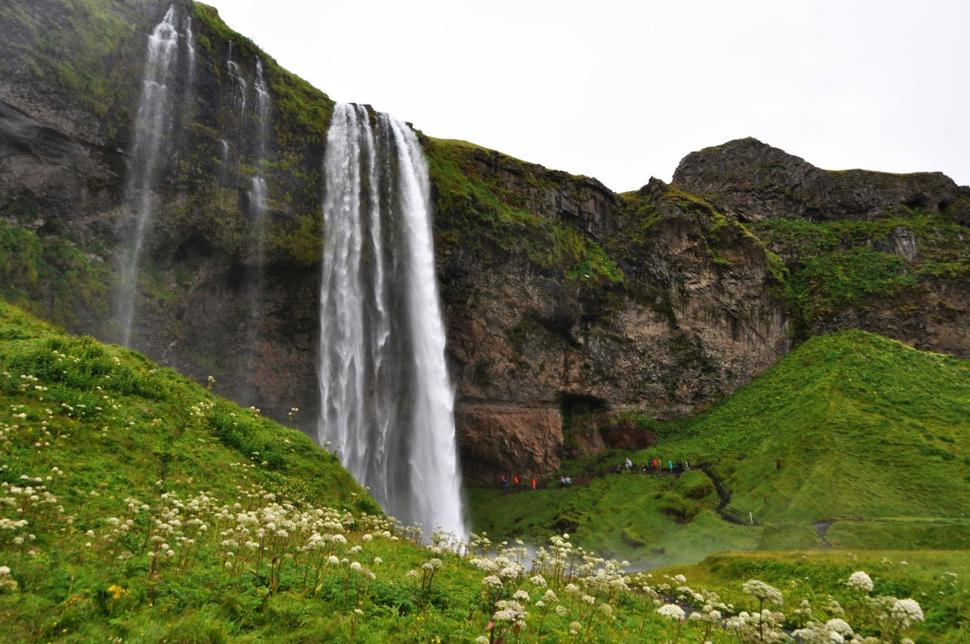 Seljalandsfoss a jeho padajúca voda
