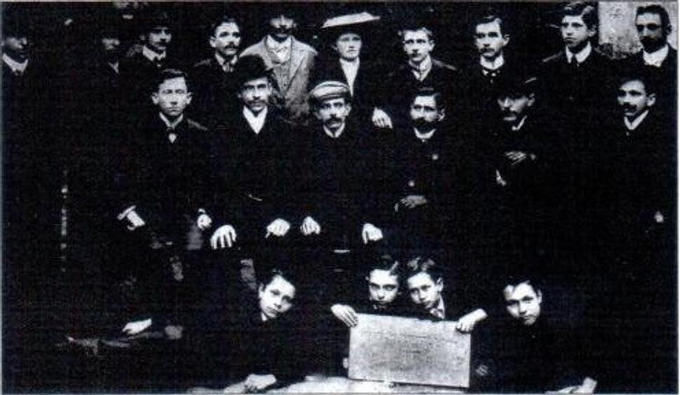 Fotka členov židovskej komunity v Zlatých Moravciach, koniec 19. storočia.