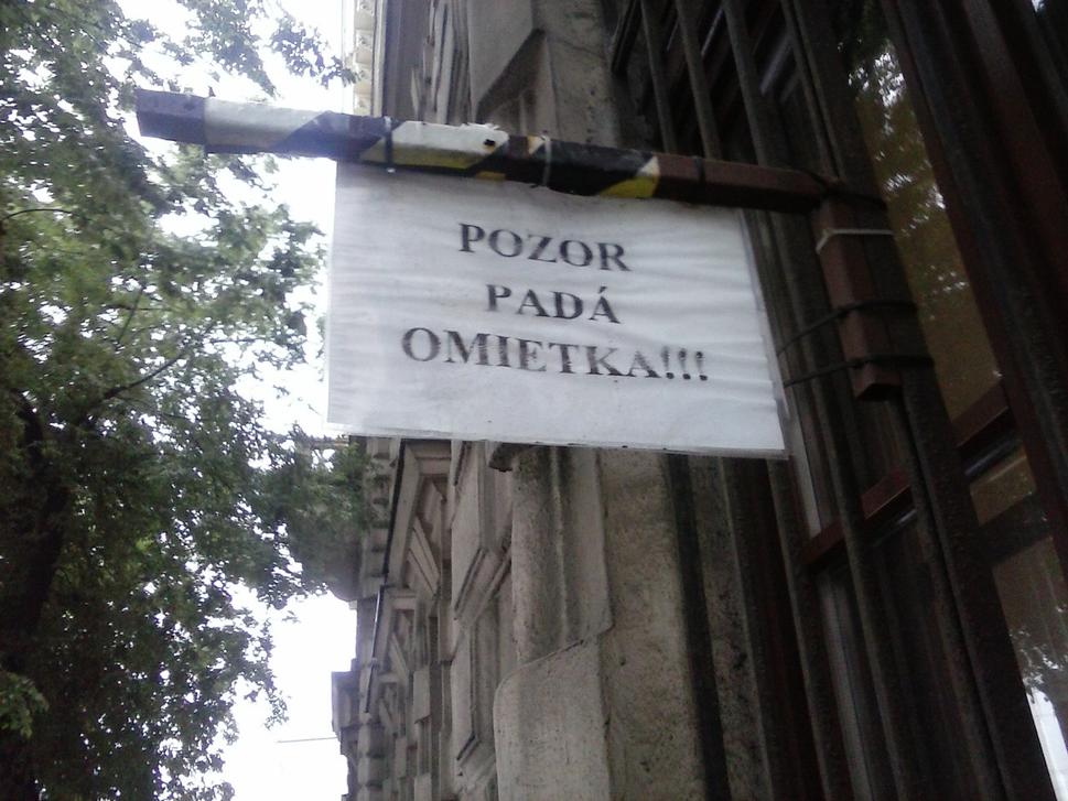 Padajúca omietka na Vajanského nábreží