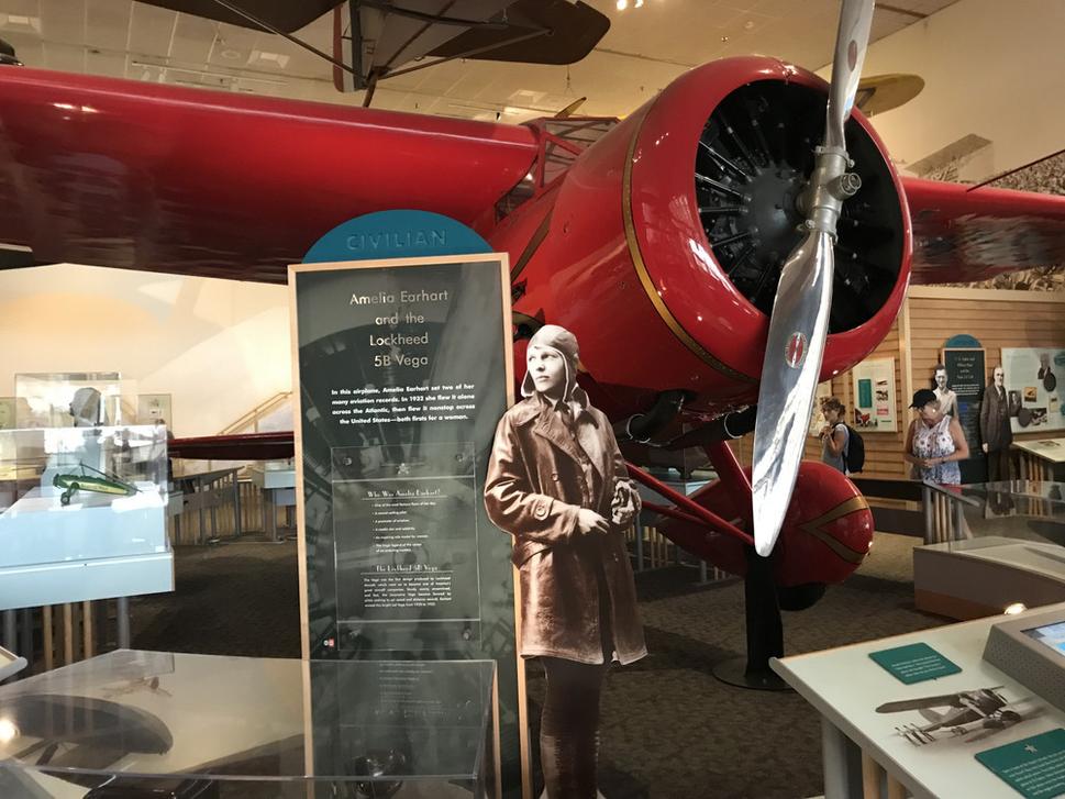 National Air and Space Museum - lietadlo Lockheed Vega 5B, v ktorom Amelia Earhart ako prvá žena sama preletela Atlantik v 1932