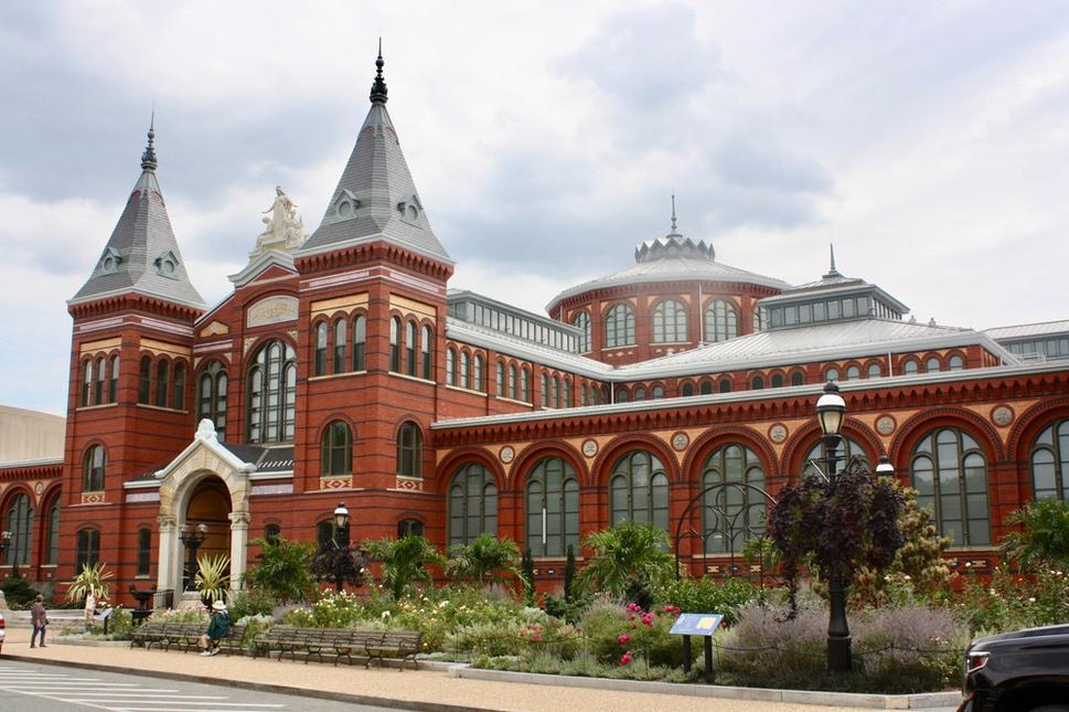Smithsonian Institution - The Arts and Industries Building je druhé najstaršie múzeum komplexu.