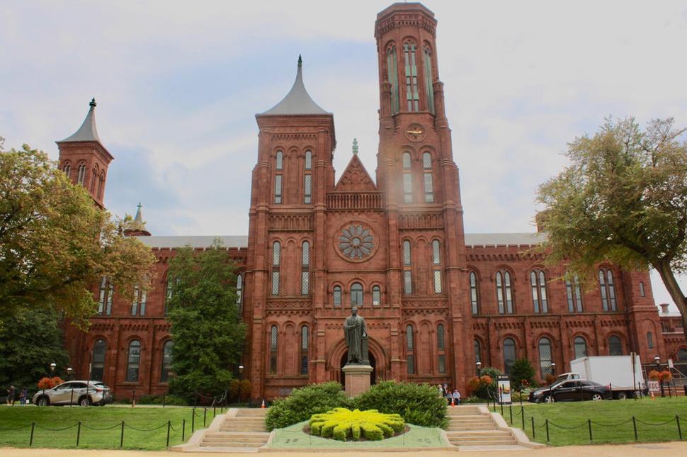 Smithsonian Institution: The Castle - pôvodná budova inštitúcie z roku 1855. Dnes tu sídli administratíva organizácie.