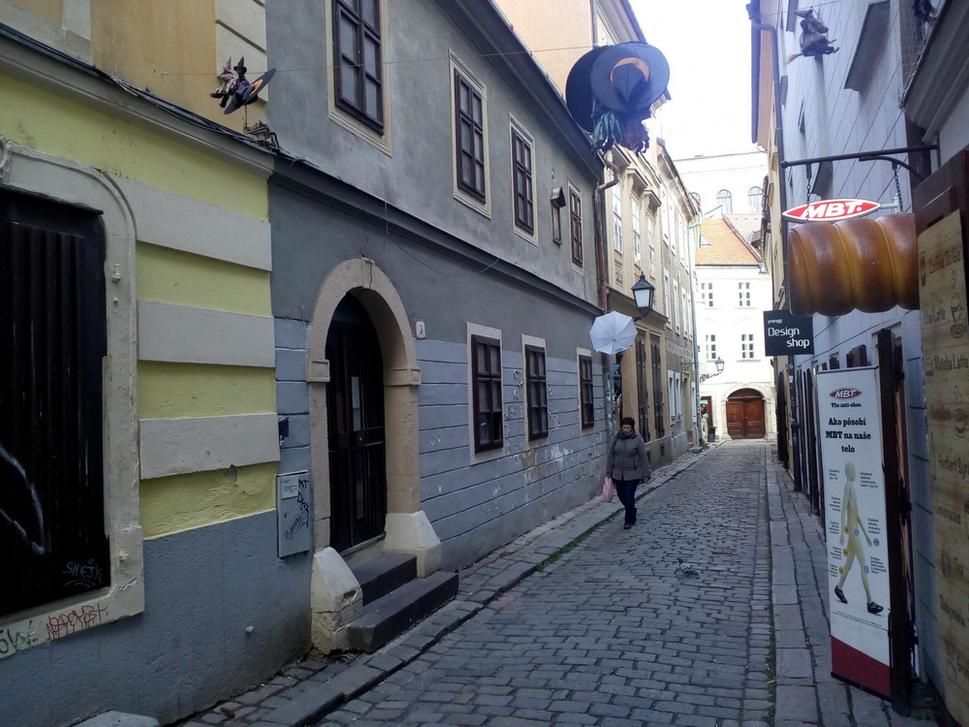 Obr. 1. Budova obľúbenej Bulharskej vinárne. Navštevoval som ju ešte počiatkom 90.-tych rokov, pri svojich sporadických výletoch do Bratislavy. Ktovie, čo je tam teraz.