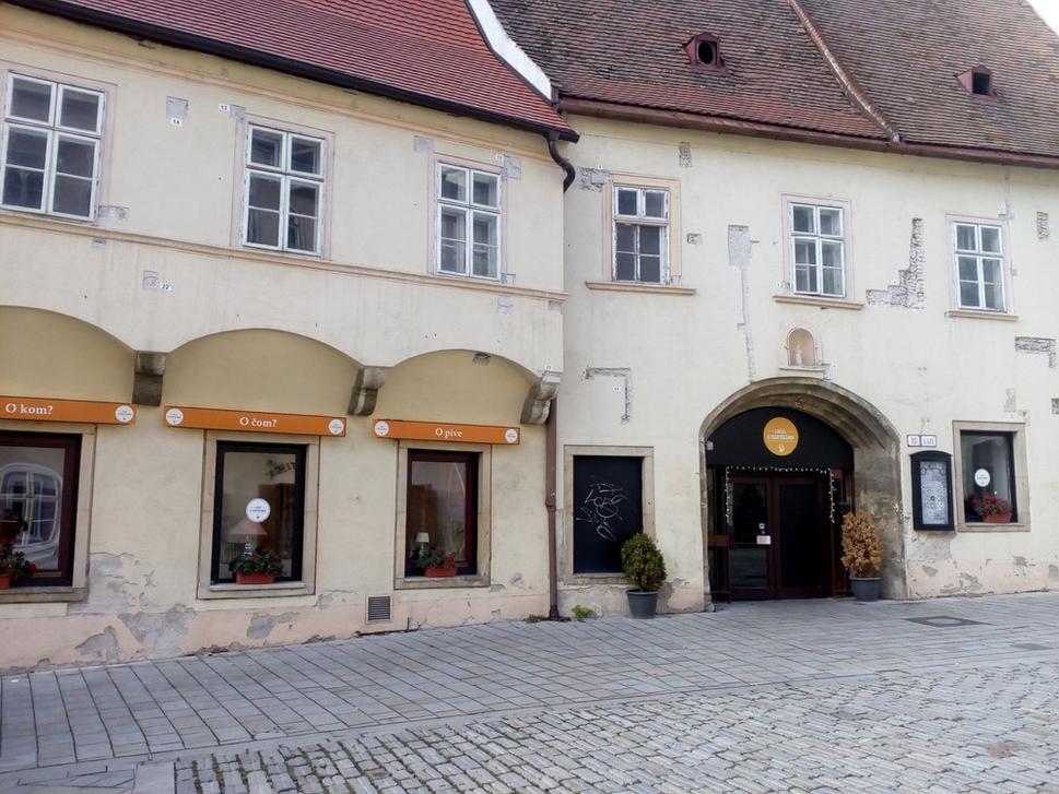Obr. 2. Budova Veľkých Františkánov. Kedysi mondénna bratislavská vináreň, ja som tam oslavoval promócie.