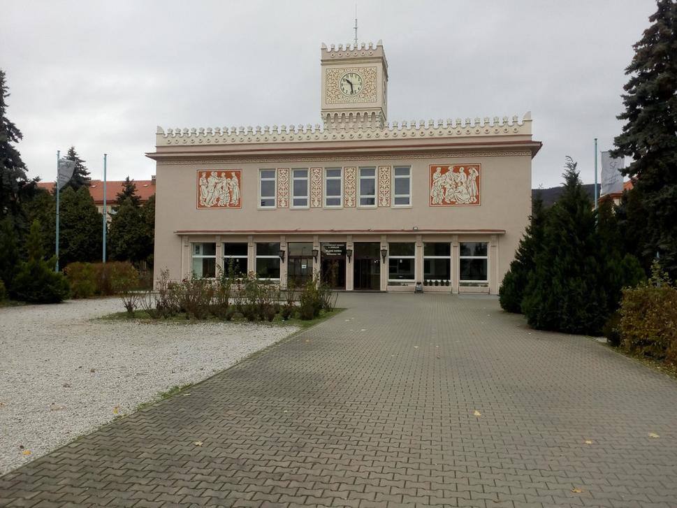 Obr. 5. Vstupná budova Mladej Gardy, kde som býval 3 -5 ročník. Prvý rok po výstavbe tam býval aj môj otec.