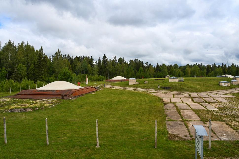 Areál bývalej raketovo-jadrovej základne Dvina. Pod štyrmi kupolami boli umiestnené v betónových silách rakety s jadrovými hlavicami o sile 2,3 megaton. Pritom nálož o sile 1 megatony má 70-krát ničivejšie účinky ako atómová bomba zvrhnutá na Hirošimu.