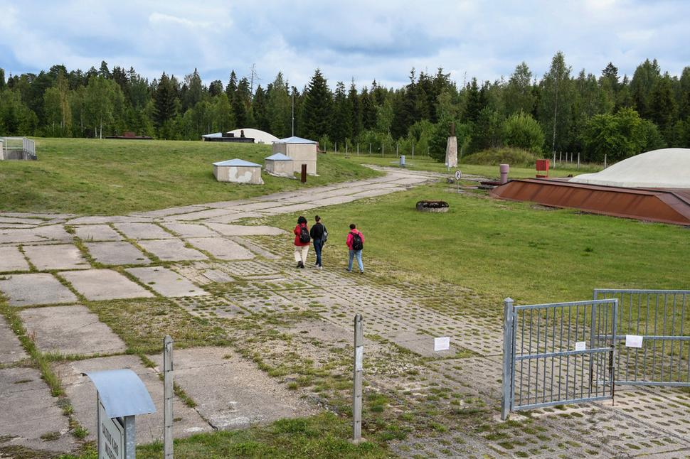 Vchádzame do areálu ukrytého v lesoch. Nie je ľahko prístupný a turistov je tu málo.