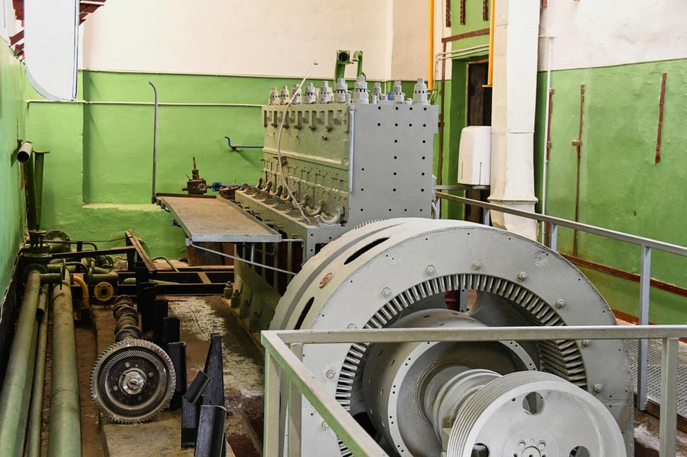 Raketovo-jadrový komplex mohol pracovať autonómne. Pri výpadku elektriky z vonkajších sietí štaroval naftový generátor o výkone 830 kW, v zálohe bol k dispozícii ďalší generátor.