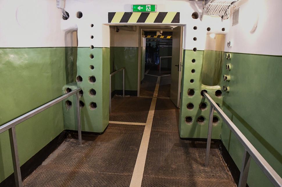 Kedysi tu bol kábelový kanál. Cez otvory na bokoch chodby prechádzali elektrické káble, spájajúce jednotlivé štyri odpaľovacie rampy a pomocné prevádzky.