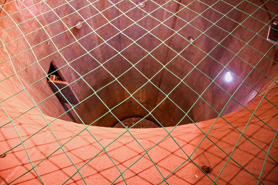 Pozeráme sa do betónovej studne hlbokej takmer 30 metrov. Odtiaľto mohla v 1968 roku vyletieť raketa, ktorá by dokázala zničiť jadrovým výbuchom napríklad Prahu so širokým okolím.
