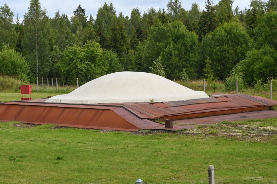 Vychádzame z podzemia na povrch. Pravdu povediac, krúti sa nám z atmosféry v múzeu hlava. Celé to raketovo-jadrové šialenstvo ktoré sme si v múzeu prezreli a ktoré mohlo spustiť „súdny deň“ ležalo pod touto nenápadnou kupolou.