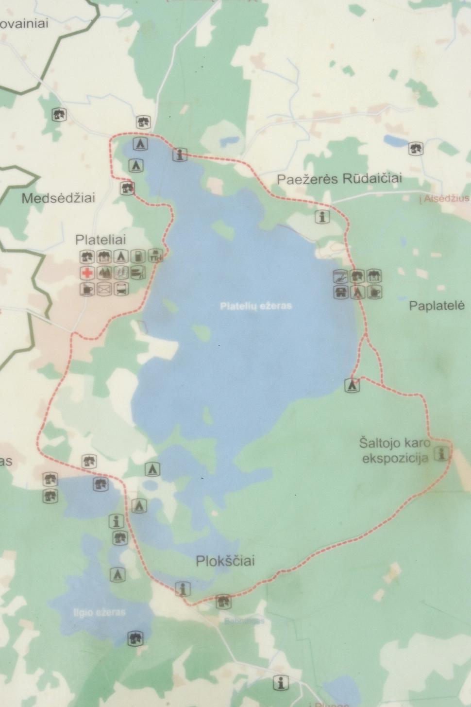 Ako vidíte na mapke, múzeum raketovo-jadrovej základňe Plokščiai leží na brehu jazera Plateliai (dole pod jazerom). Jazero si pozrieme zblízka.