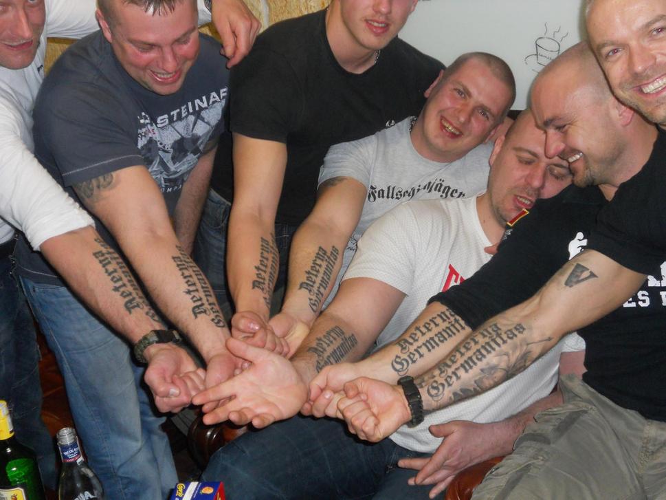 Časť členov Aeterna Germanitas: Vľavo Vladimír Krahulec, zvaný Sokol, v tričku Steinar Mališ, druhý sprava Radovan Ryboš, v strede v čiernom Martin Schwartz, vedľa neho Marek Labák, vedľa neho Peter Vrťo, úplne vpravo Ján Chlebničan.