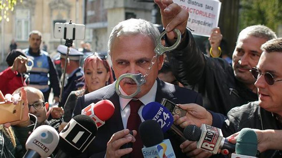 Liviu Dragnea, bývalý predseda PSD na ceste na súd, po tom ako bol obvinený z korupcie