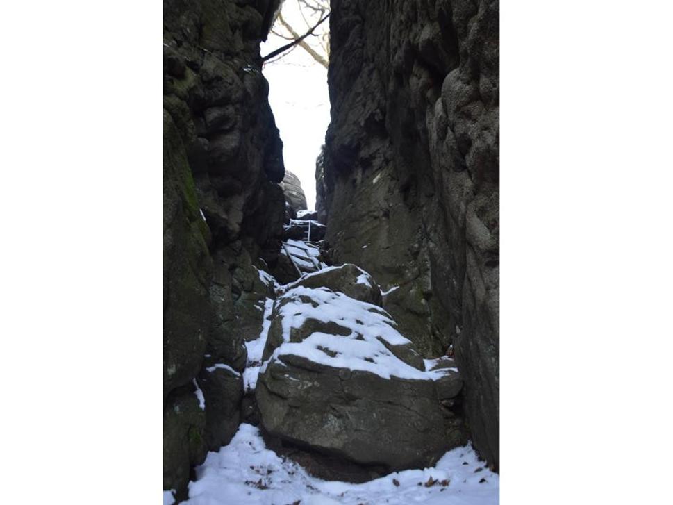 komín s osadenými rebríkmi