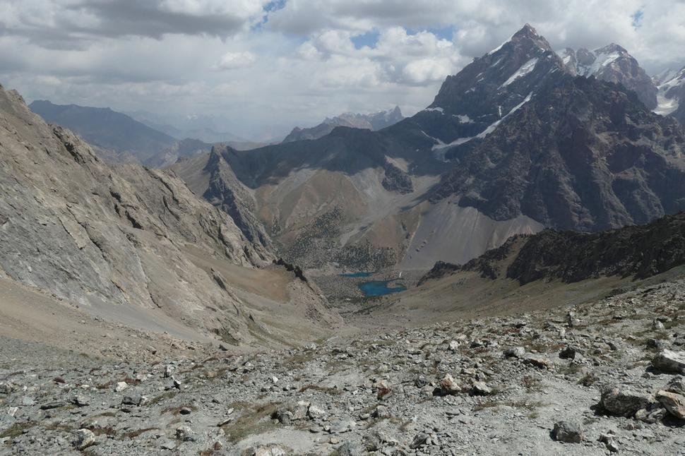 Pohľad na jazero z Alaudinského priesmyku (cca 3800 m n.m.)