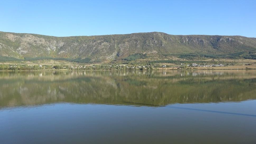 Vrchy Slovenského krasu zrkadliace sa na hladine