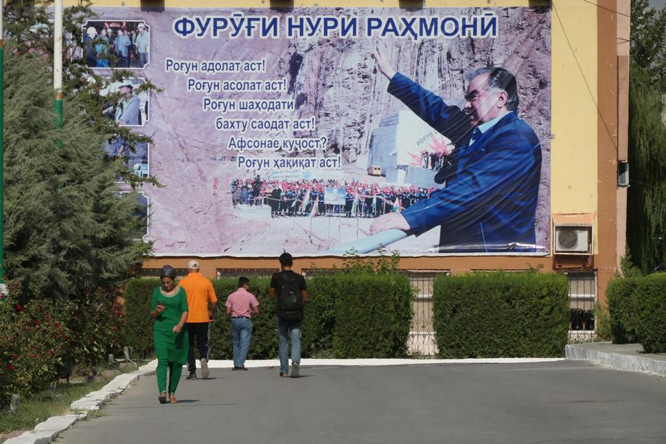 Plagáty so súčasným prezidentom E. Rahmonom v prihraničnom meste Pandžakent