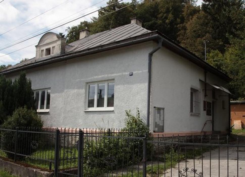 Pŕazdny dom, v ktorom pôvodne pôsobil obecný lekár