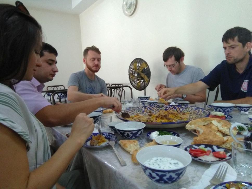 Náš hostiteľ Davlat nás veľkoryso pozval na uzbecký plov
