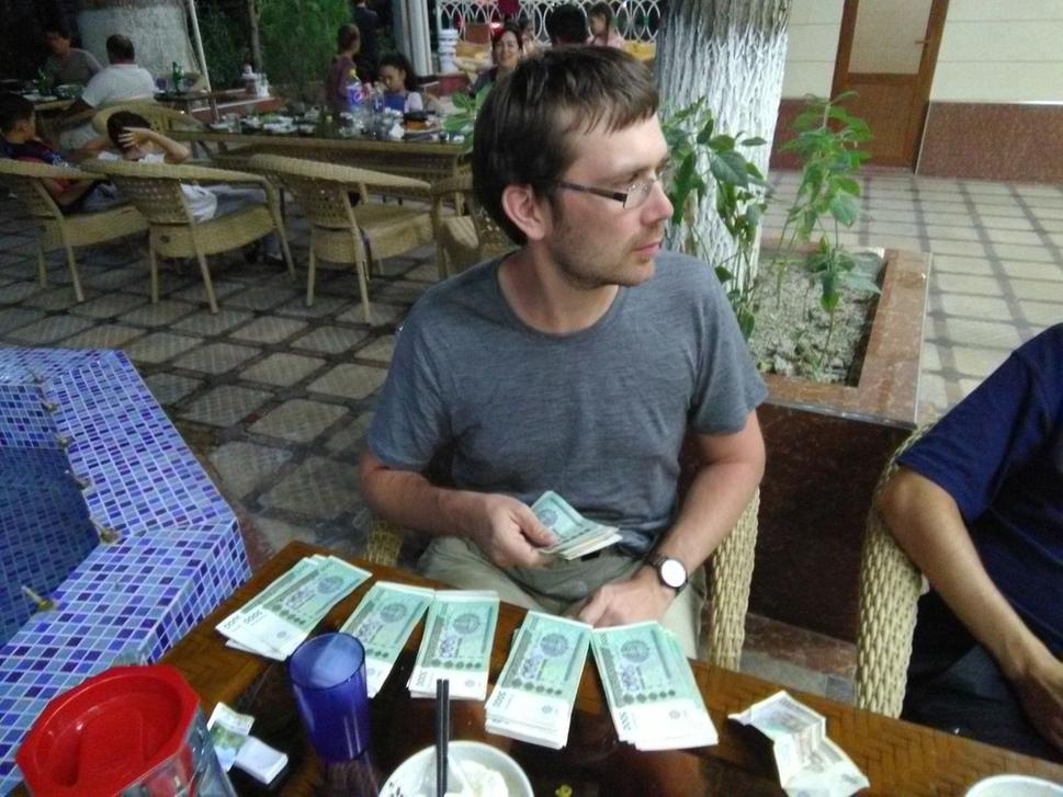 Snaha zaplatiť večeru pre piatich ľudí (kurz: 1 EUR = 10 000 UZS) )