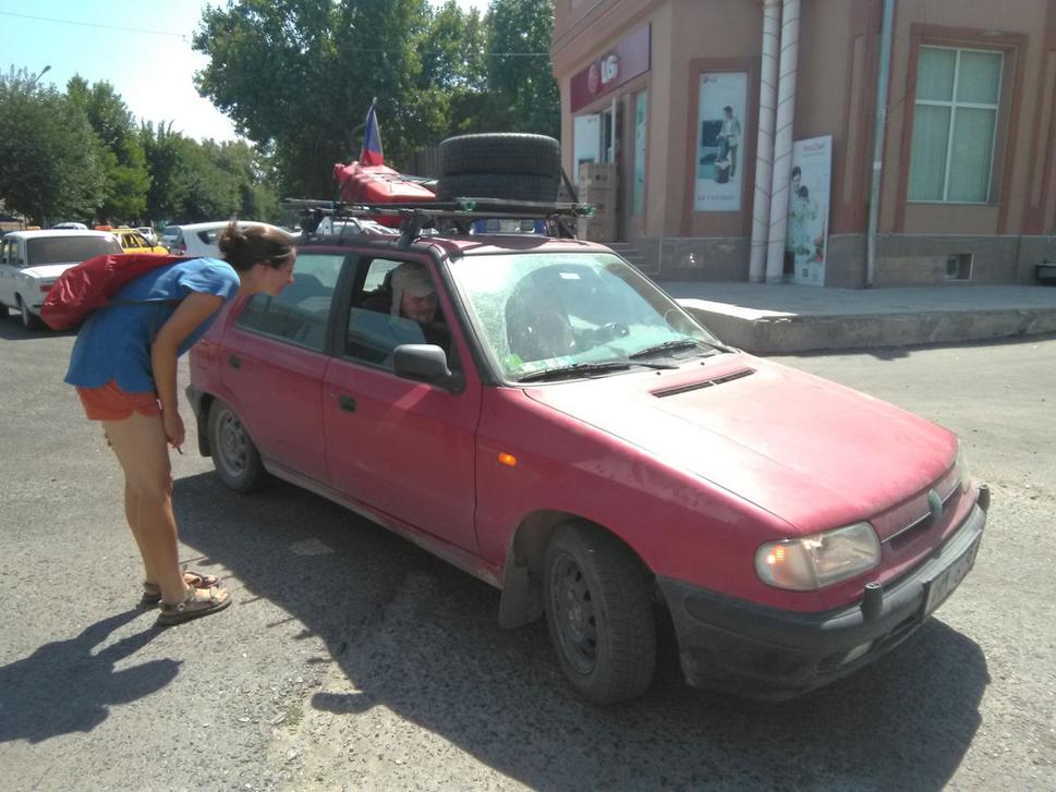 Na trati medzi Bucharou a Samarkandou sme náhodne stretli dvojicu Čechov merajúcu po zemi cestu z Česka do Mongolska