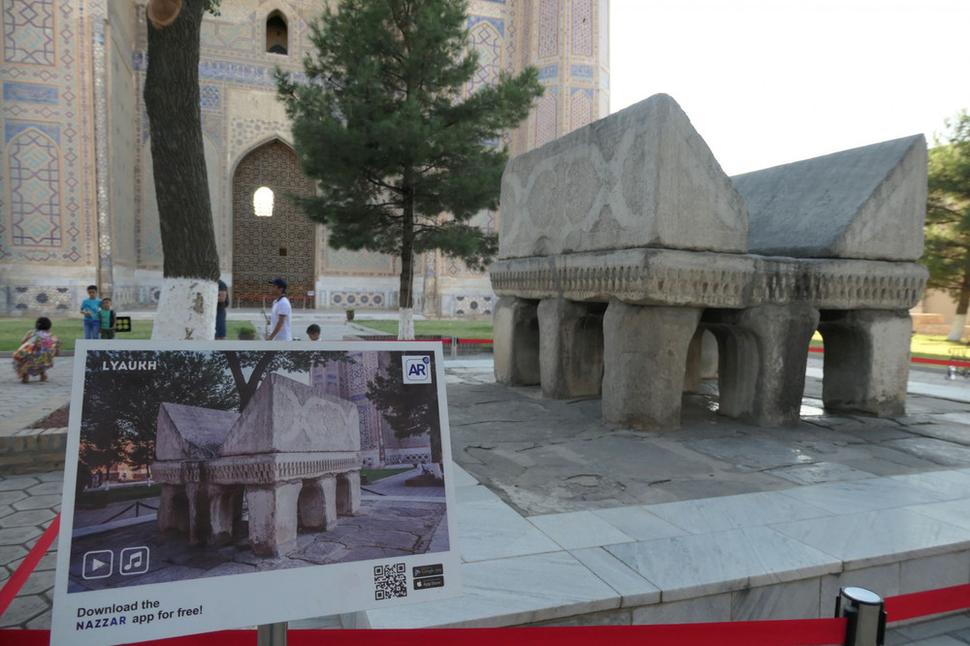 Monumentálny kamenný stojan na Korán na nádvorí mešity