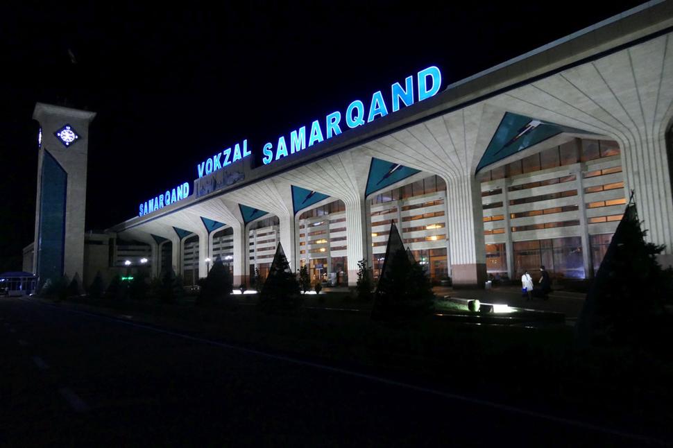Samarkandská železničná stanica - do budovy sú na výnimky vpúšťaný len ľudia s cestovným lístkom na aktuálne spoje