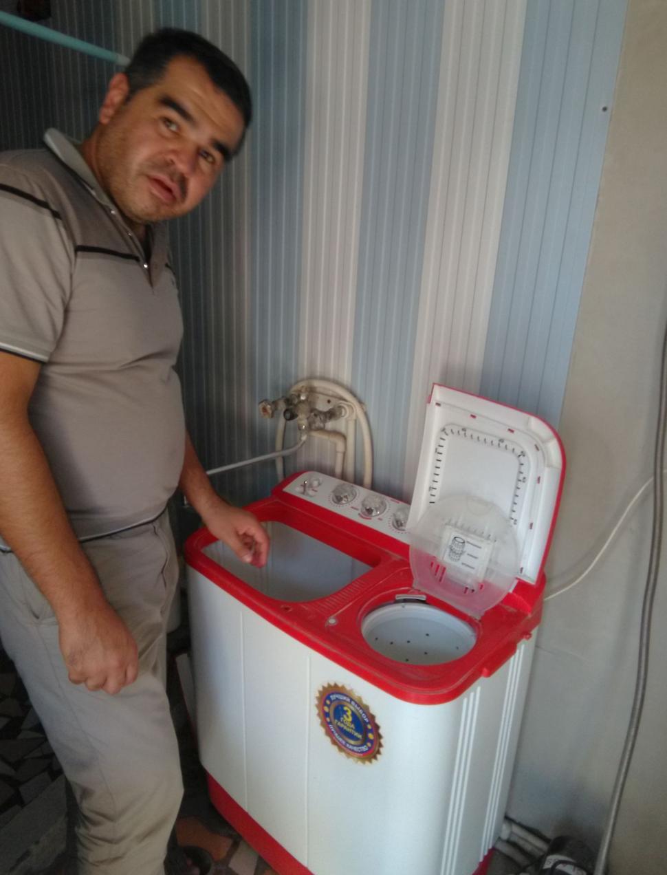 Pán Rustam nám ukazuje poloautomatickú práčku