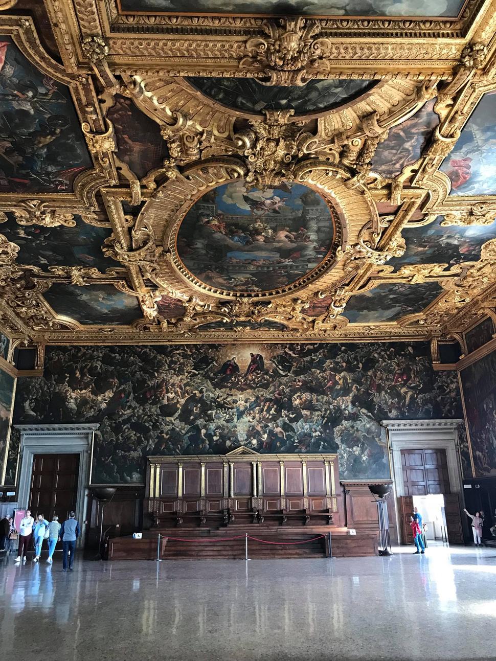 Dóžov palác, v pozadí najväčší obraz na plátne Raj