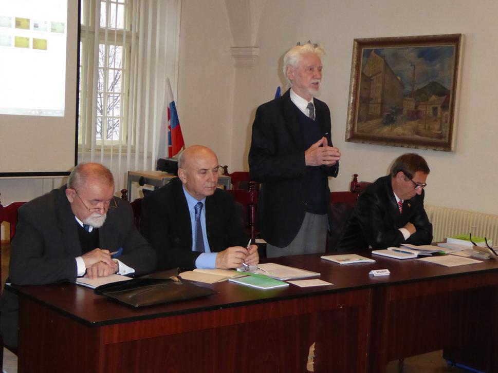 1.Zľava Prof. MVDr. Imrich Maraček, DrSc, vľavo Ing. Ján Marenčík, čestný predseda klubu MVDr. Alexander Bárd, CSc, bývalý predseda Zväzu slovenských filatelistov Miroslav Ňaršík