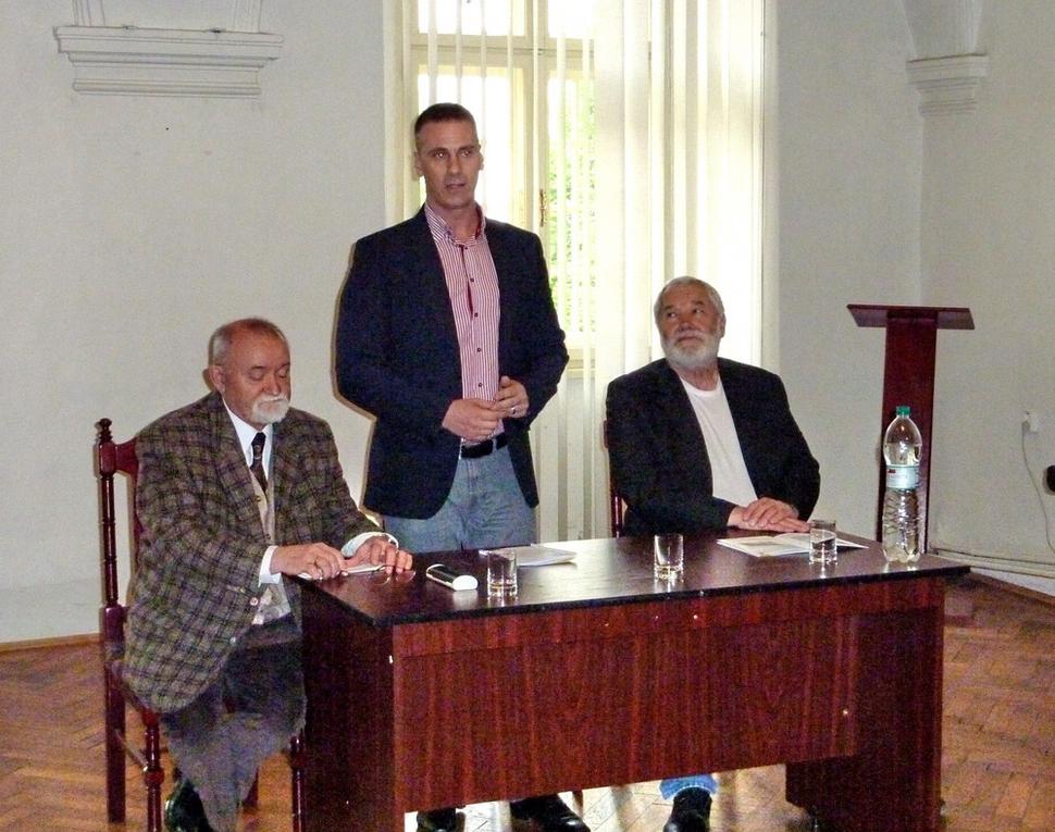 12.Prof. MVDr. Imrich Maraček, DrSc.(na snímke vľavo), bývalý viceprimátor JUDr. Martin Petruško (v strede), PhDr.Tichomír Kotek vpravo