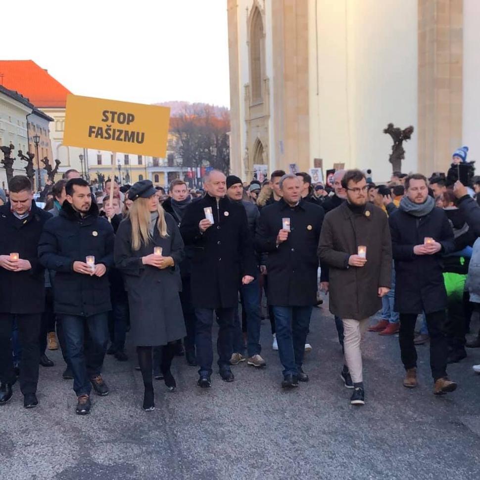 Momentka z pochodu k fontáne dobročinnosti.
