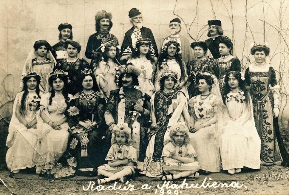 • Divadelní ochotníci z Liptovského Svätého Mikuláša v roku 1909 v hre - rozprávkovej dráme Radúz a Mahuliena od českého dramatika, prozaika, básnika Julia Zeyera. •