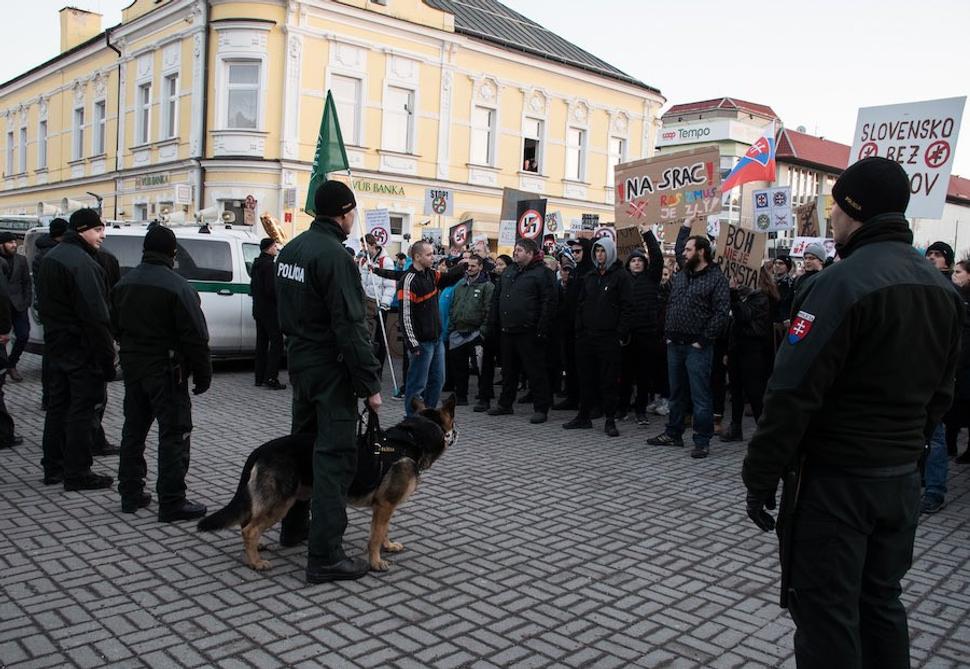 Kysucké Nové Mesto - policajti a protestujúci