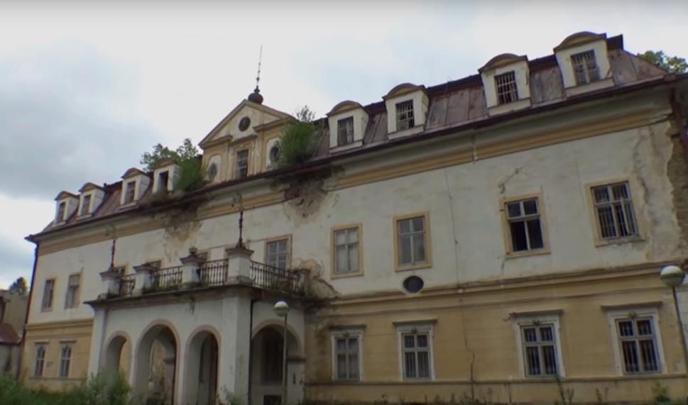 Schátralá budova kaštieľa Bytčica