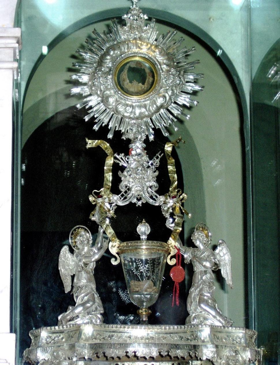 Relikviár, v ktorom sú uložené vzácne relikvie eucharistického zázraku dostupné aj pre verejnosť.
