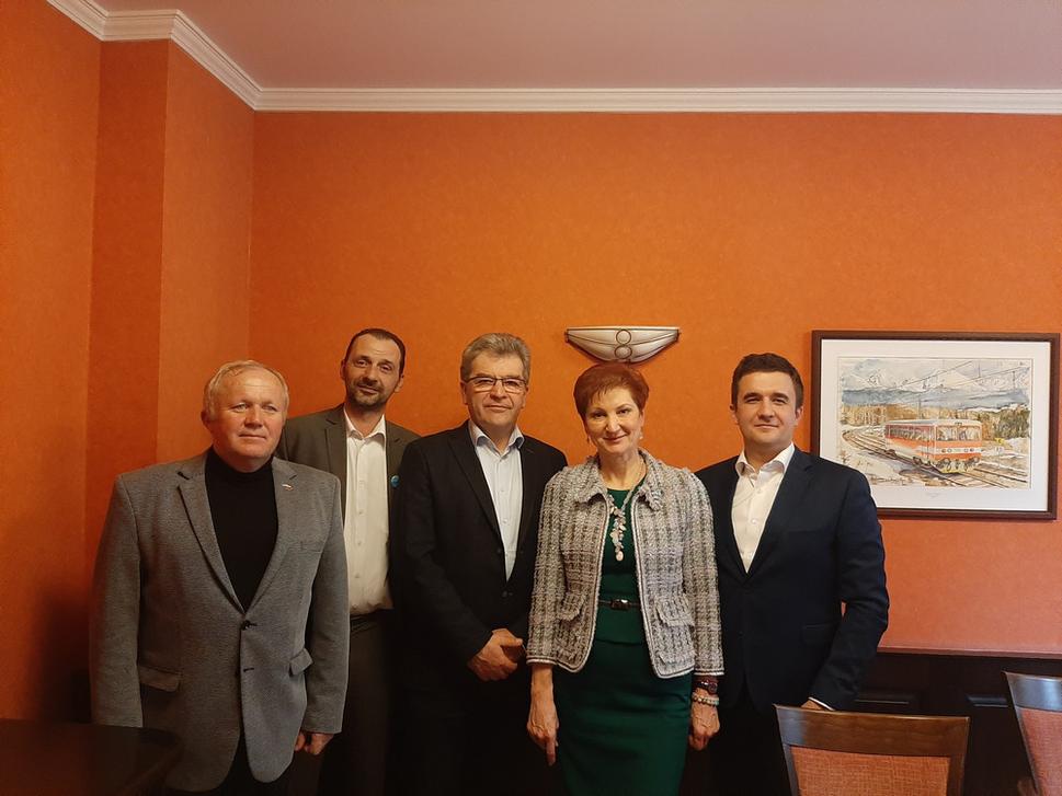 zľava - Ing. Martin Fecko z OĽaNO, Martin Ondráš z koalície PS/SPOLU, MVDr. Jaroslav Karahuta zo Sme Rodina, Ing. Jarmila Halgašová zo SaS, MVDr. Marek Krempaský zo strany Za ľudí.