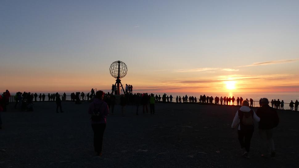 Húfy turistov sa prišli pozrieť na slnko, ktoré nezapadlo.