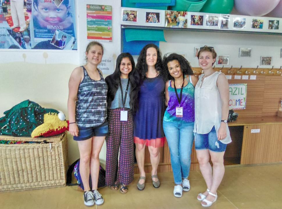 Baška s účastníčkami/mladými líderkami projektu Brave Kids z Ukrajiny, Poľska, Brazílie a Indie v komunitnom centre Haliganda v Košiciach, kde preberali situáciu rôznych menšín v našich krajinách a osobitne postavenie mladých žien a dievčat.